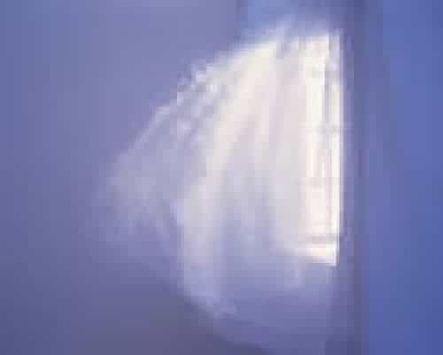 A Janela de cortinas brancas